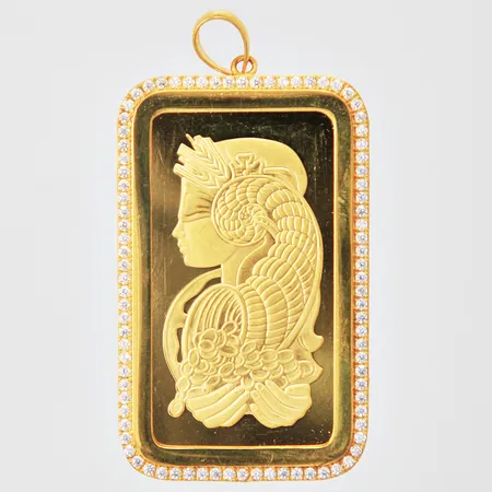 Hänge tacka SUISSE snr: C301763 fine gold 999,9 med ram med vita stenar längd: ca 6cm bredd: ca 33mm tacka 24K 50g ram 21K 11,7g Total vikt 61,7g