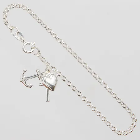 Armband med tro, hopp och kärlek ärtlänk längd: 18,2cm, bredd: 2,5mm, GHA, silver 925/1000 Vikt: 4 g på auktion i City hos Pantbanken Sverige
