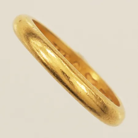 Ring stl:18½ bredd 3,4mm gravyr repig något skev 23K Vikt: 6,8 g