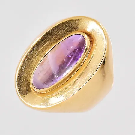 Ring stl:14 bredd ovandel 19mm lila sten 18K Vikt: 4,7 g på auktion i Västerås hos Pantbanken Sverige