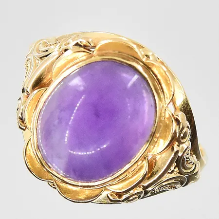 Ring med lila sten stl:17½ bredd 2-15 mm, sliten sten, 18K. Vikt: 4,3 g