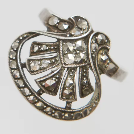 Ring med markasiter stl:17 bredd: 2,5-17,5mm, import stämplad, silver 830/1000 Vikt: 4,1 g