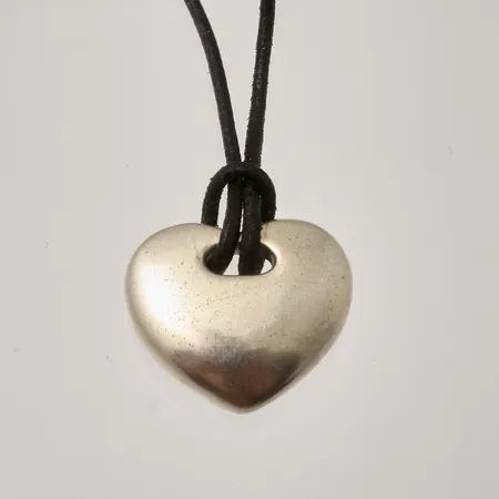 Hänge hjärta Marc O´Polo, 24x28,5mm, 925/1000 silver, svart band 90cm, 21,28g.