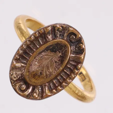 Ring övre del metall stl:22 gravyr 23K Vikt: 8 g
