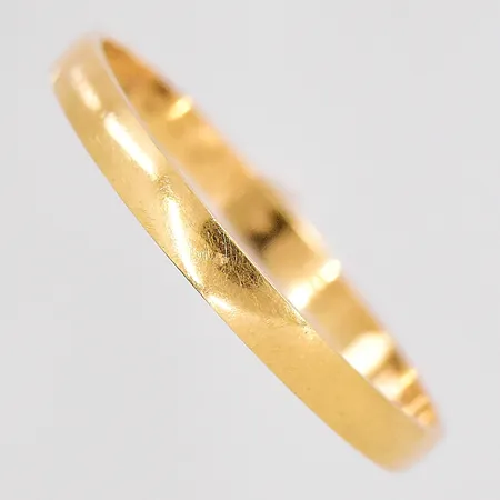 Ring stl:17 bredd 2mm graverad 18K Vikt: 1 g