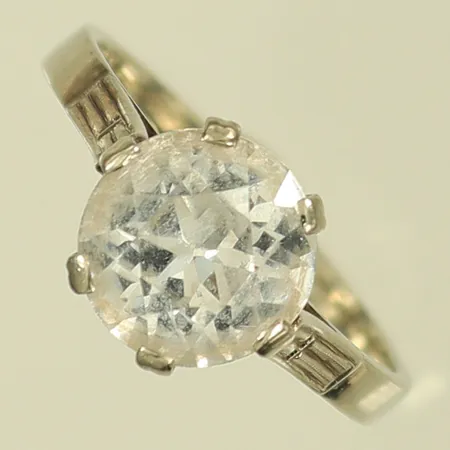 Ring med vit sten, stl 17, bredd 2,2-8,9mm, vitguld, repig sten, 14K bruttovikt 2,9g 