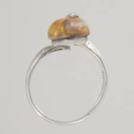 Ring med bärnsten höjd 20 mm, sönder på framsidan silver 925/1000 Vikt: 4,5 g på auktion i Växjö hos Pantbanken Sverige