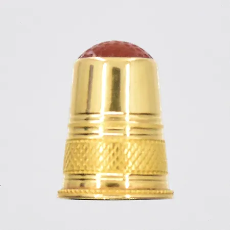 Fingerborg med karneol längd 23 mm, bredd 12-16 mm, 18K. Vikt: 3,7 g