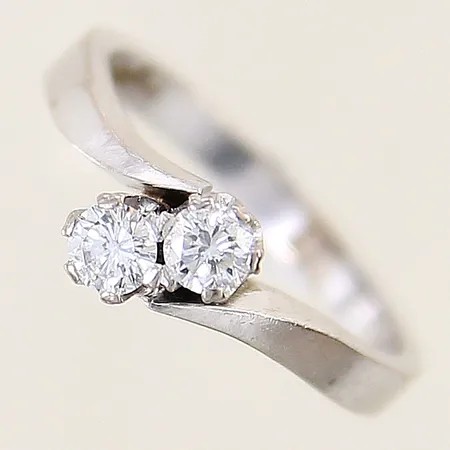 Ring med diamanter 0,30ctv enligt gravyr stl:16½ bredd 2,3-6,3mm vitguld behov av omrodiering 18K Vikt: 3,8 g