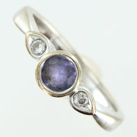Ring stl:17 med diamanter 2xca0,03ct, lila sten, bredd på skena 2,5-5,5mm, i behov av rodiering, vitguld, 18K Vikt: 3,8 g