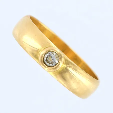 Ring med vit sten stl: 20, bredd: 5mm, gravyr, 18K Vikt: 5,3 g