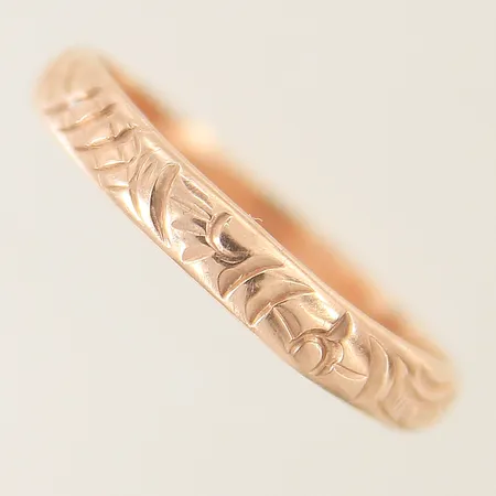Ring med mönstrad dekor stl:19¾ bredd 3,4mm 14K Vikt: 2,9 g