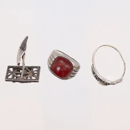 Diverse silver, 2 ringar, delvis skevt, 835/925/1000 silver Vikt: 9,3 g