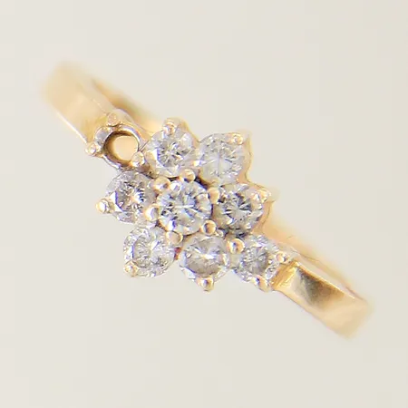 Ring med diamanter 8 x ca 0,03ct stl:15¾ bredd 2,4-8,5mm en diamant saknas 14K Vikt: 3,1 g
