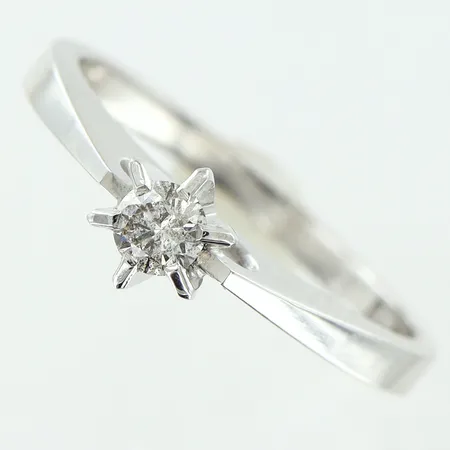 Ring diamant 0,14ct piqué stl:17¼, bredd 1,5-5mm, vitguld 18K Vikt: 3,2 g