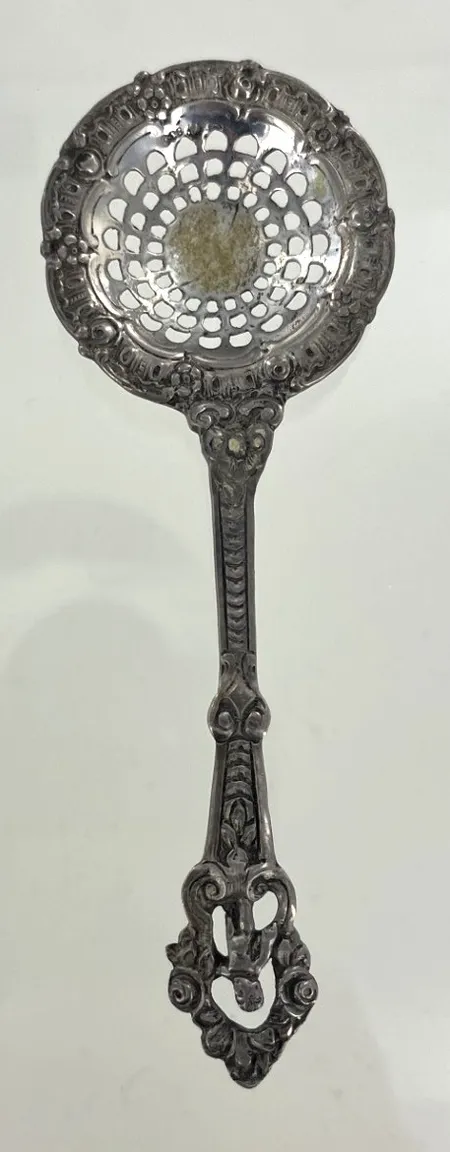 Tesil längd 13 cm diam 4,5 cm, silver Vikt: 17,5 g på auktion i Växjö hos Pantbanken Sverige