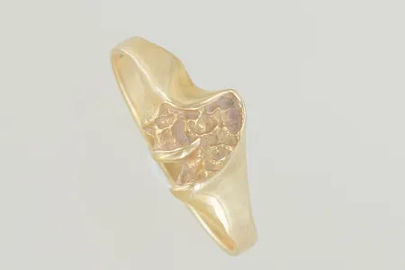 Ring stl:16½, bredd 8 mm, 18K Vikt: 2,2 g på auktion i Växjö hos Pantbanken Sverige