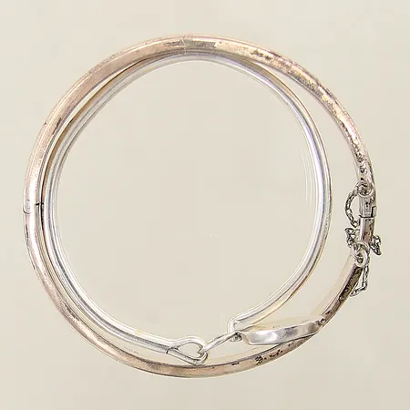 Silversmycken, med troligen opaldublett, buckliga, skeva, repiga, silver 925/1000 Vikt: 20,9 g
