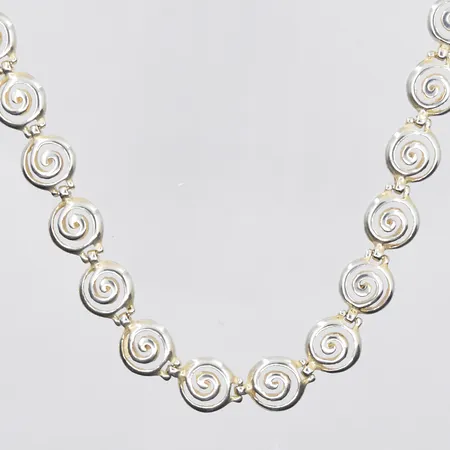 Collier längd 43 cm bredd 10 mm, glappt lås, ostämplad, silver. Vikt: 35,8 g
