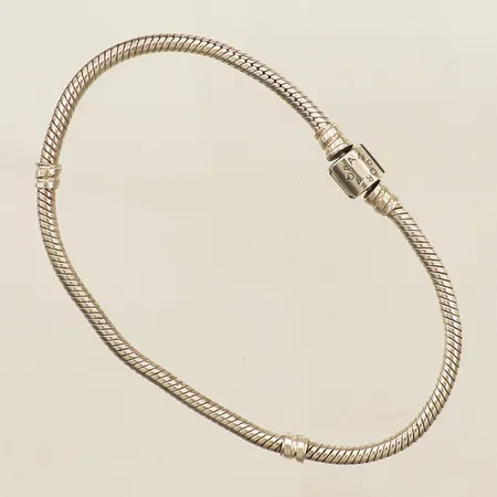 Armband Ormlänk Pandora längd 20cm, bredd 2,9mm ojämn länk silver 925/1000 Vikt: 14,2 g på auktion i Farsta hos Pantbanken Sverige