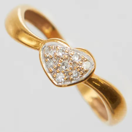 Ring med diamanter stl:16½, 8 x ca 0,005ct, bredd 2,3-5,5mm, asymmetrisk design, hjärta, 18K Vikt: 1,5g Vikt: 1,5 g