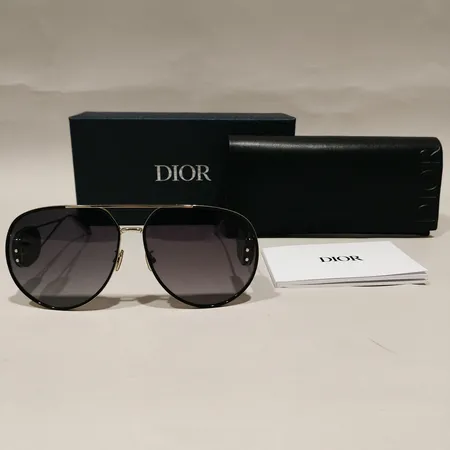 Solglasögon Christian Dior "Bobby" A1U B4A1 65 14 145WA med etui samt box, slitet kvitto slapp gångjärnsmekanism.