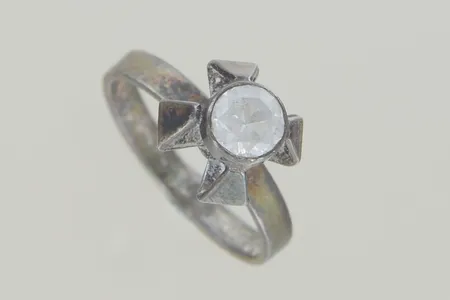 Ring med sten Alton år69 stl:16½ höjd 11mm, bredd 10 mm, silver 835/1000 2,3g på auktion i Växjö hos Pantbanken Sverige