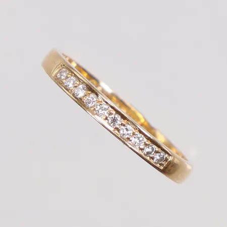 Ring med diamanter 10xca0,01ct stl:16½ bredd 2mm gravyr 18K Vikt: 1,9 g
