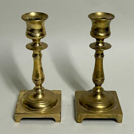1 Par ljusstakar mässing "made in England", höjd 15,5cm Skickas med paket.