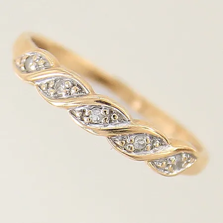 Ring med 8/8-slipade diamanter 5 x ca 0,01ct stl:16¾ bredd 1,5-3,3mm fattning i vitguld 18K Vikt: 1,6 g