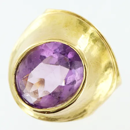 Ring stl:17¼, lila sten 11x10mm, ojämnheter runt fattning, bredd på skena 5-20mm, 18K Vikt: 8,4 g