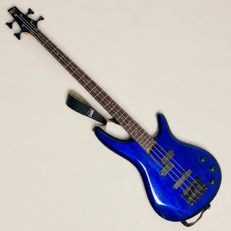 Bas Ibanez Soundgear modell SR600 serienr F225376 made in Japan blå, multieffektpedal Zoom9001 med kablage, dammigt soft case. Ej funktionstestad Skickas med postpaket.