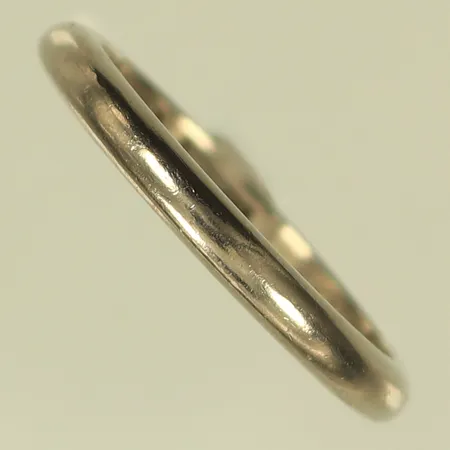 Ring slät, stl 17¼, bredd 2,5mm, vitguld, gravyr, 18K Vikt: 3,5 g