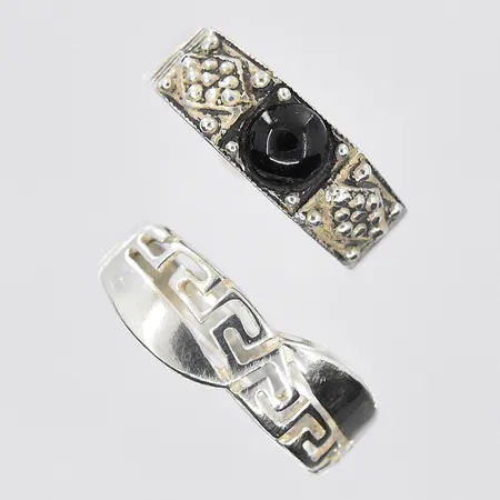 Två ringar stl:17¼ och stl:19, bredd 4-8 mm, silver 925/1000. Vikt: 7 g