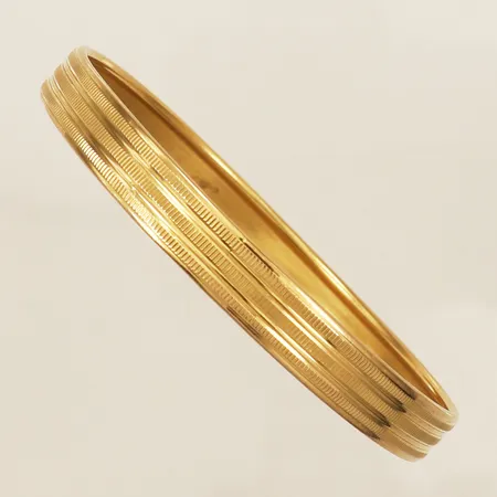 Armring Ø67mm bredd 8,4mm något skeva 21K Vikt: 15,4 g