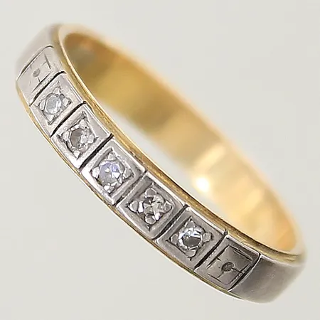 Ring med 8/8-slipade diamanter 5 x ca 0,02ct stl:18½ bredd 4mm delvis vitguld 18K Vikt: 4,1 g