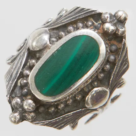 Ring med grön sten stl:16½ bredd:3,2-26,5mm, silver 925/1000 Vikt: 9,1 g på auktion i City hos Pantbanken Sverige