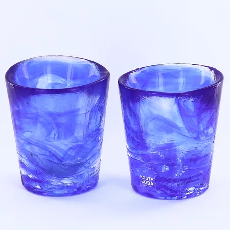 2 Shotglas ur serien Mine Ø9cm, höjd:7cm, blåa av Ulrika-Hydman Vallien, stämpelmärkta UHV samt 1 etikettmärkt Kosta Boda Skickas med paket.