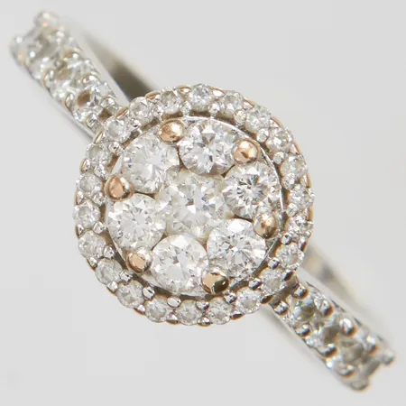 Ring med diamanter stl:16, 37st x ca0,005-0,04ct, bredd 3,6-9,4mm, vitguld, gravyr, behov av omrodiering, tillpassad fattning för att sitta ovanpå ytterligare en ring, 18K Vikt: 4,6g Vikt: 4,6 g