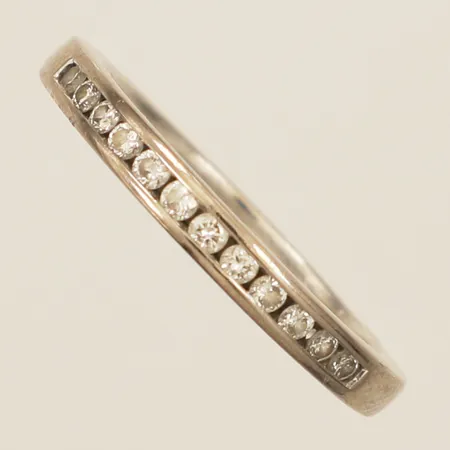 Ring med diamanter 12xca0,02ct, stl:18 bredd 2,7mm GHA vitguld 18K Vikt: 3,8 g