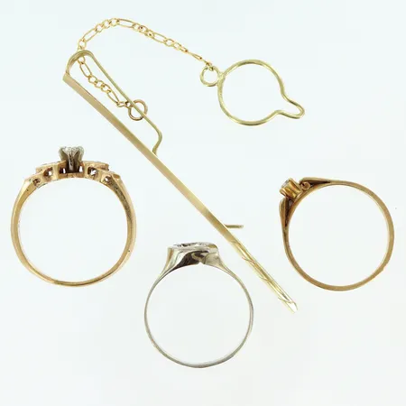 3 ringar med stenar, 1 slipsklämma, slitage, defekter, 14K Vikt: 12 g