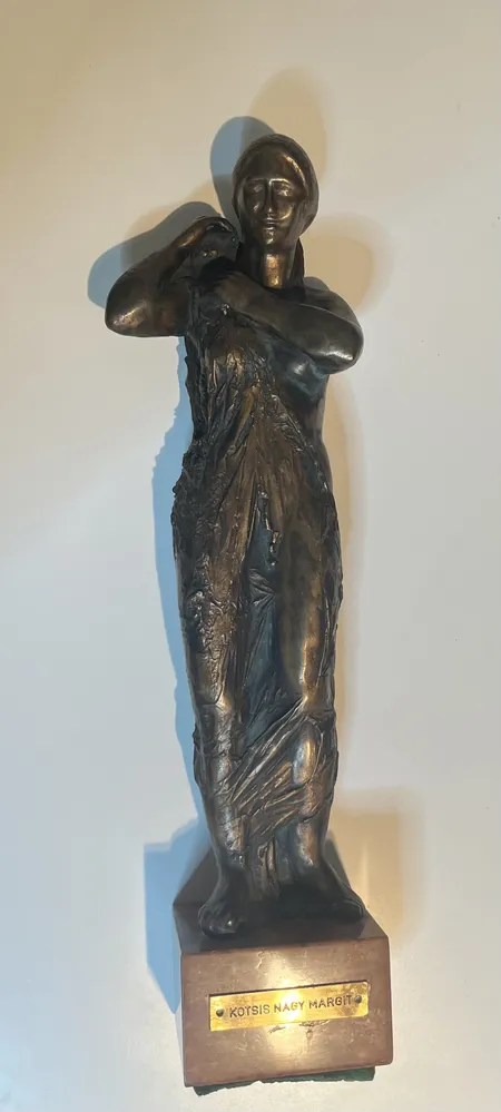 Bronsskulptur Kotsis Nagy Margit höjd 38cm bredd 11cm stensockel Vikt: 0 g Skickas med postpaket.