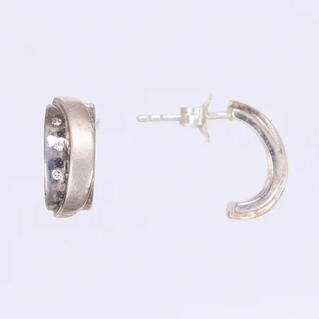 Ett par örhängen med vita stenar 5 x 15mm, silver 925/1000 Vikt: 3,9 g