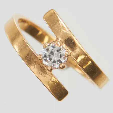 Ring med vit sten stl:15¾ bredd: 2,5-13,5mm, Jan Rosén, 1980, Stockholm, 18K Vikt: 2,8 g