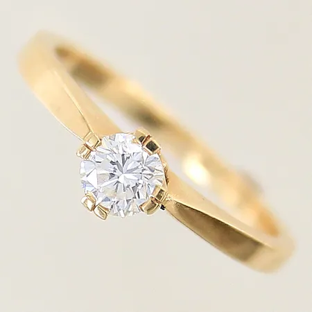 Ring med diamant 0,50ct enligt gravyr kvalitet ca TCr(I)/VS GHA stl:18½ bredd 2,1-6mm 18K Vikt: 4,1 g
