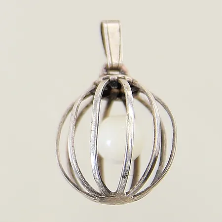 Hänge med imitationspärla 20x14mm pärla med smärre slitage silver 925/1000 Vikt: 0,9 g på auktion i Solna hos Pantbanken Sverige