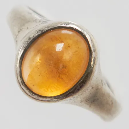 Ring med bärnsten stl:17¼ bredd: 5-11,5mm, silver 925/1000 Vikt: 5,8 g på auktion i City hos Pantbanken Sverige