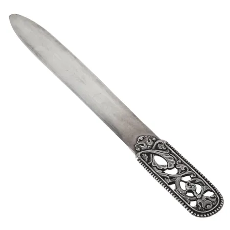 Brevkniv med genombruten mönsterdekor på skaftet, längd 158mm bredd 18,5mm, något kanstött egg, silver 830/1000 27,1g.