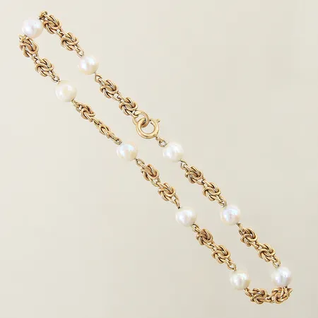 Armband med odlade pärlor Ø5,4mm längd 20cm bredd 3,9-5,4mm pärlor med smärre slitage 18K Vikt: 6,7 g