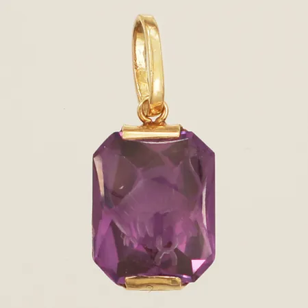 Hänge syntetisk färgskiftande safir med etsad dekor, längd 20mm inkl ögla bredd 8,1mm 18K Vikt: 1,1 g